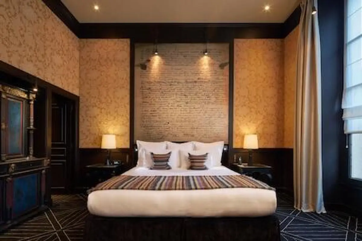 Pavillon de la Reine & Spa, Place des Vosges – Affordable hotel in Paris