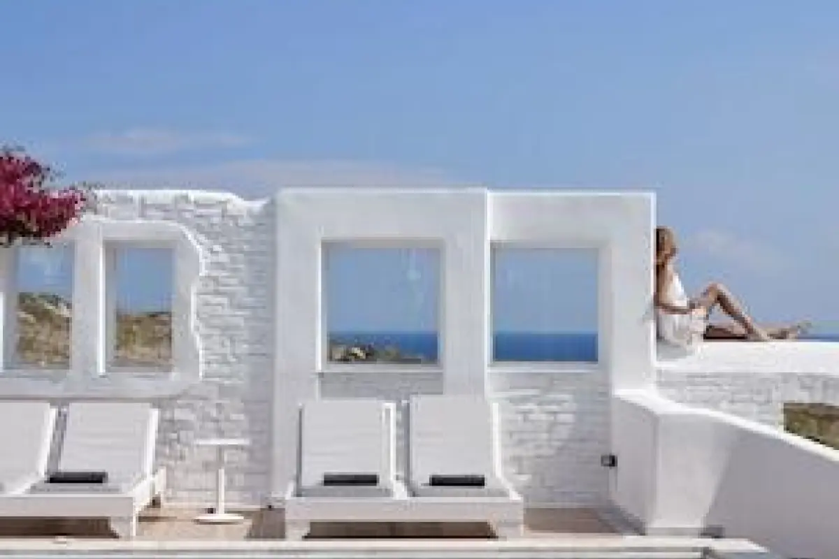 Mr & Mrs White Paros – Affordable hotel in Paros
