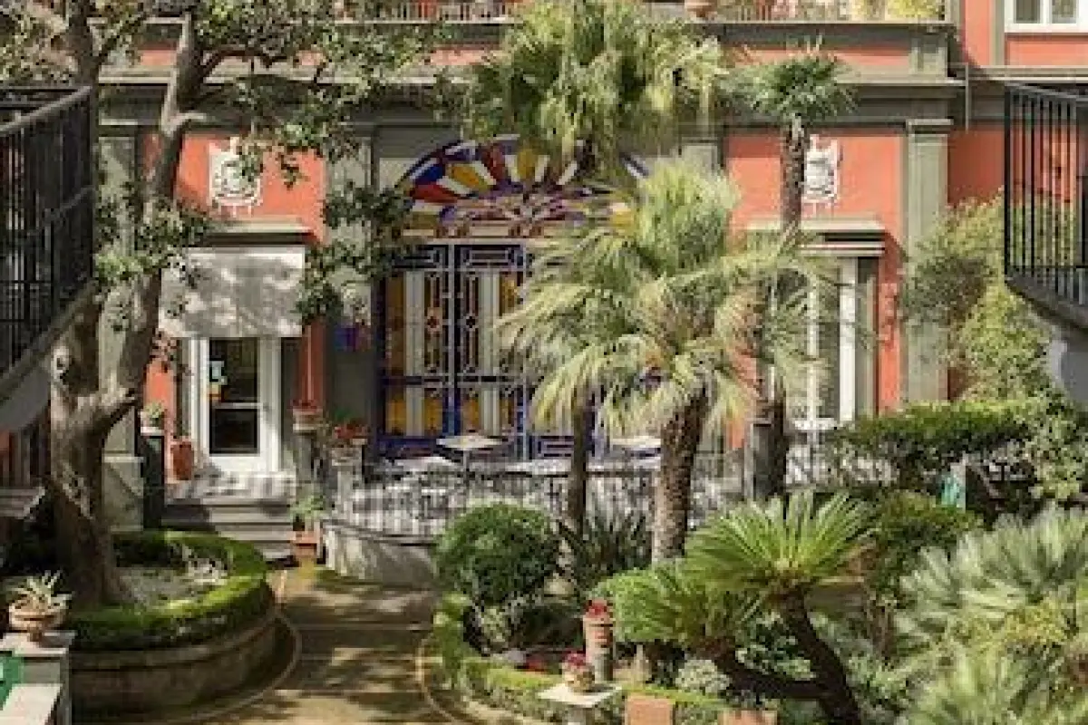 Costantinopoli 104 – Affordable hotel in Naples
