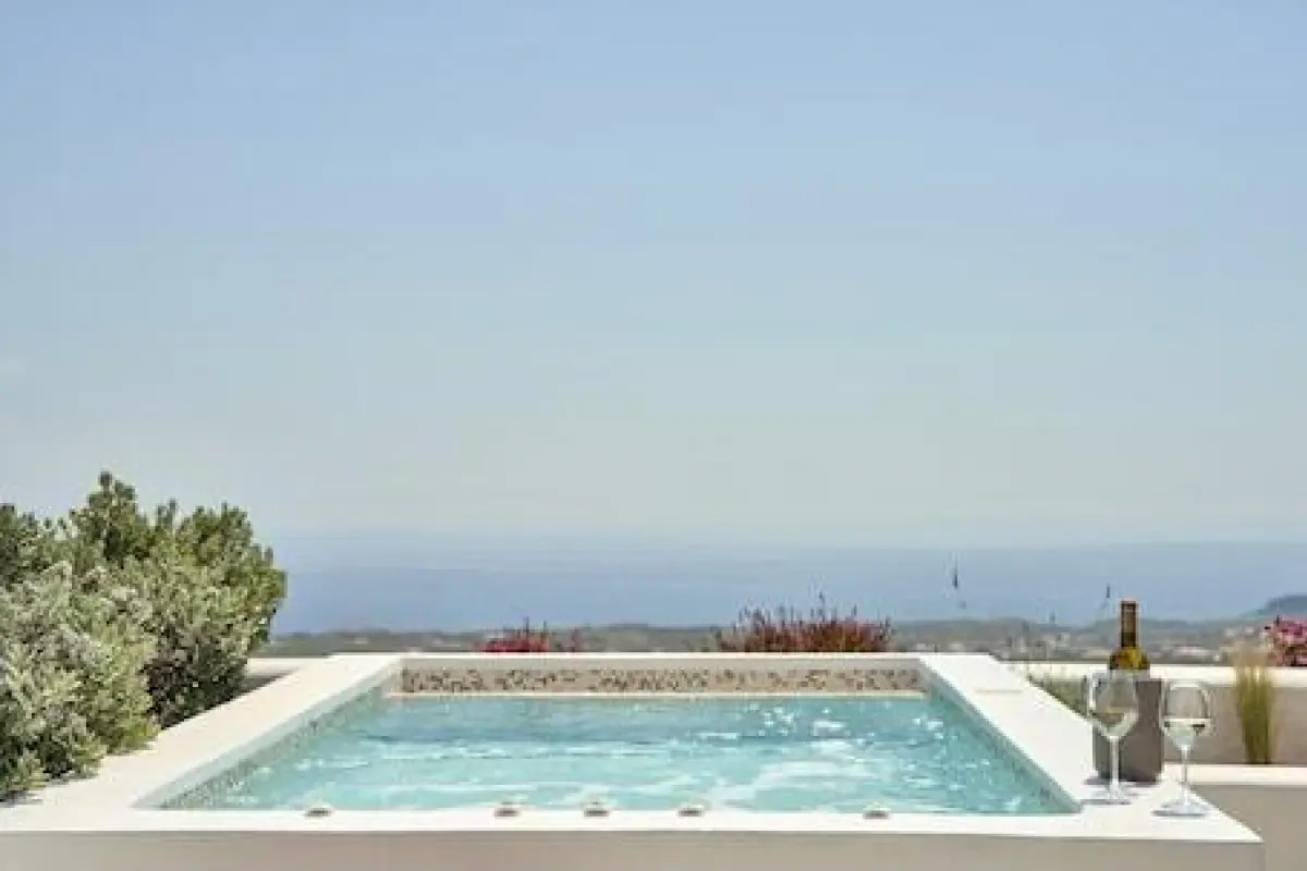 Alleys All-Suite Hotel & Spa – Affordable hotel in Santorini