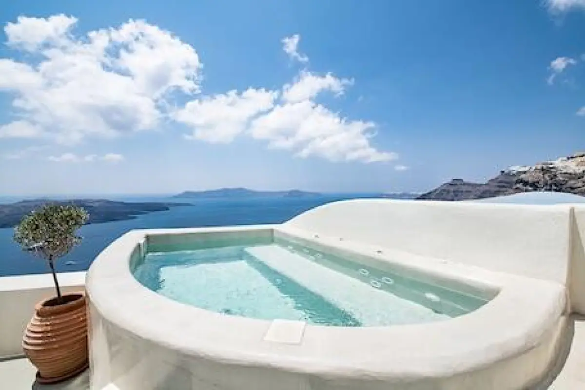Pantelia Suites – Affordable hotel in Santorini