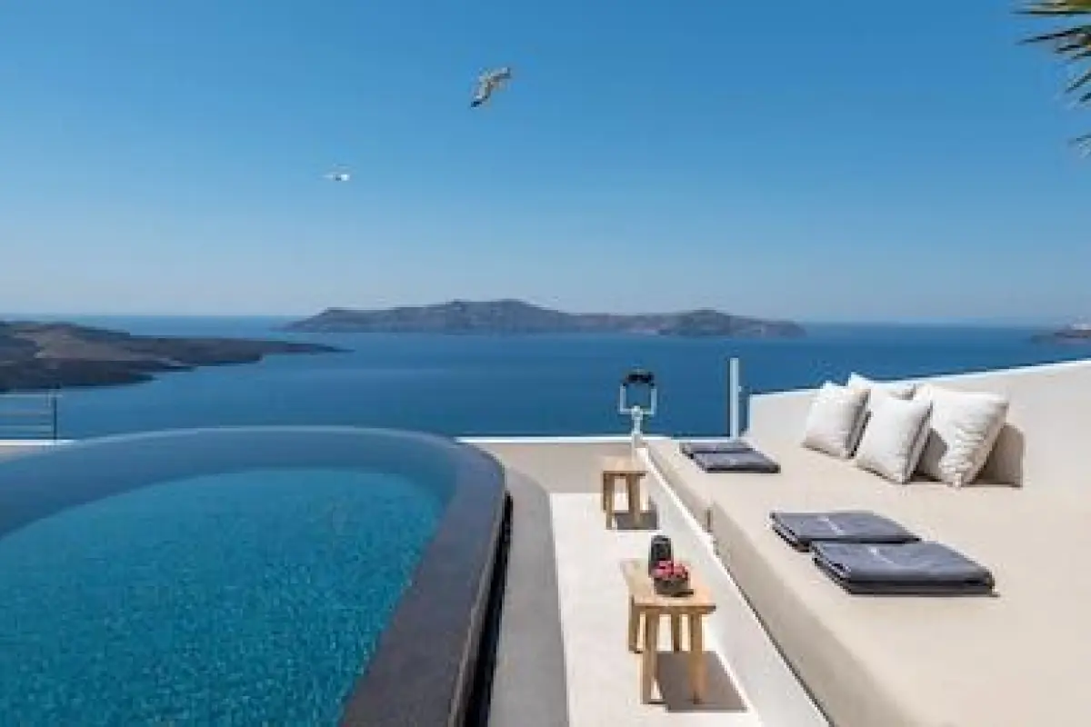 Porto Fira Suites – Affordable hotel in Santorini