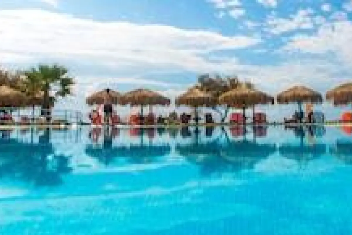 Plaza Beach Hotel – Affordable hotel in Naxos