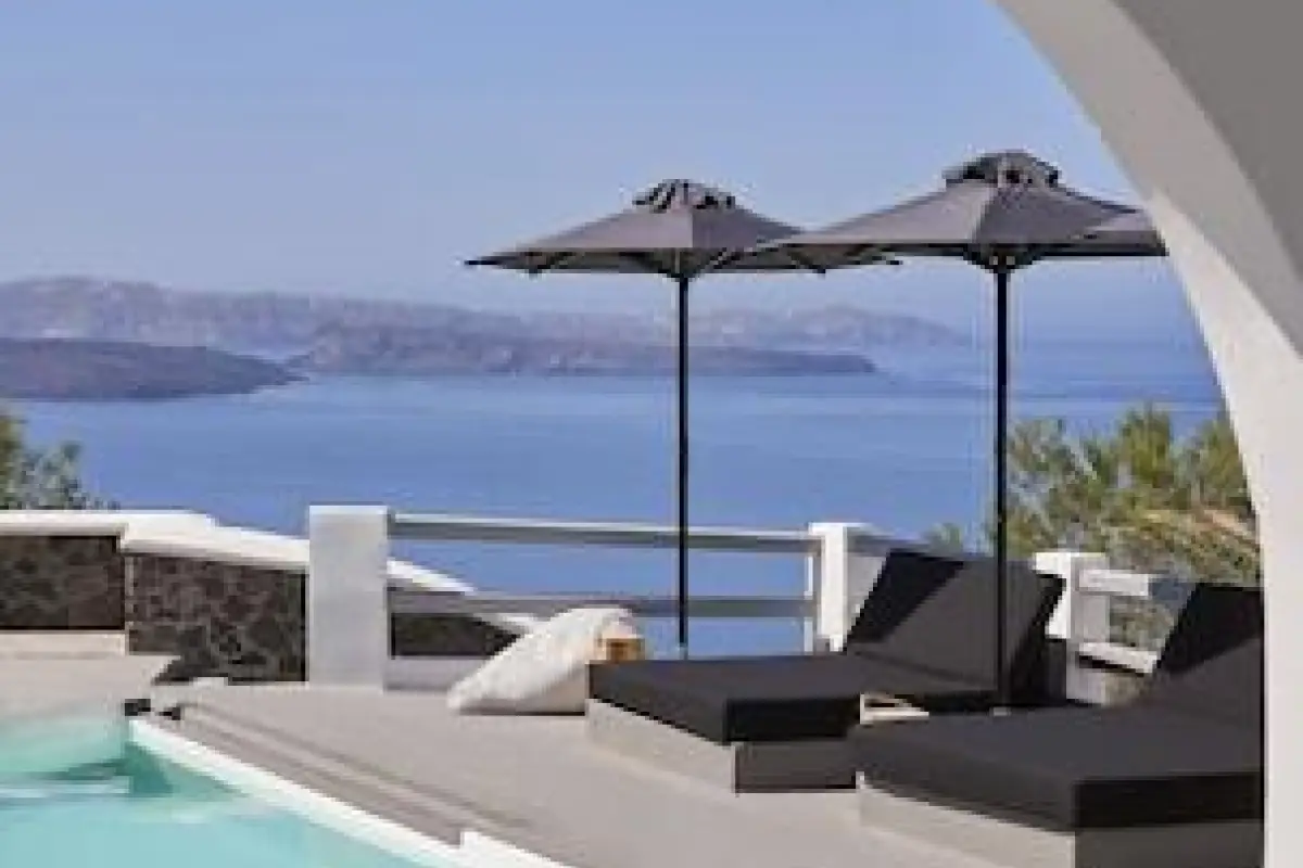 Mr and Mrs White Oia – Santorini – Affordable hotel in Santorini