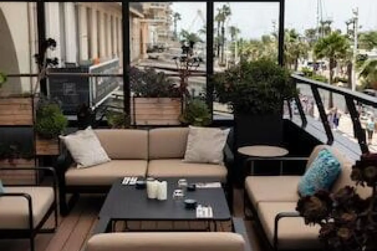 Hôtel Restaurant Le Touring – Affordable hotel in Saint-Raphael