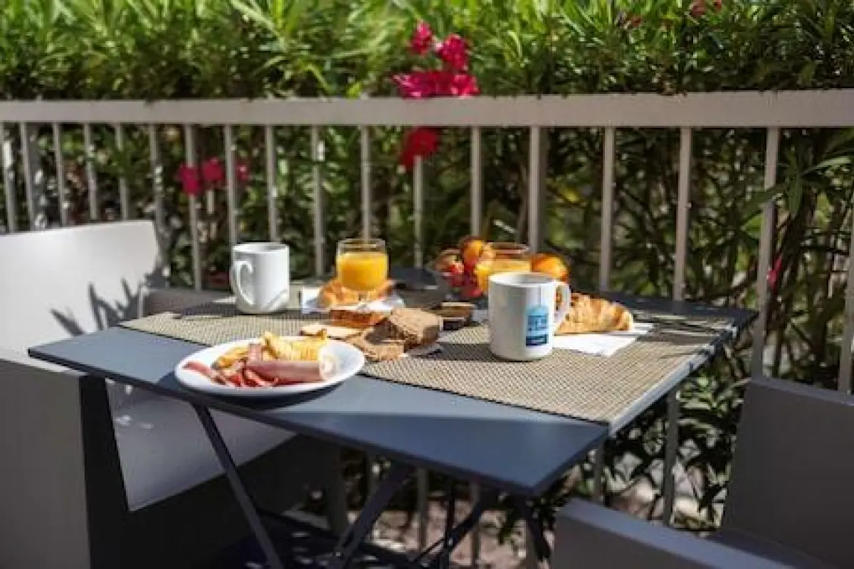Hôtel, restaurant Kyriad Fréjus – Affordable hotel in Fréjus
