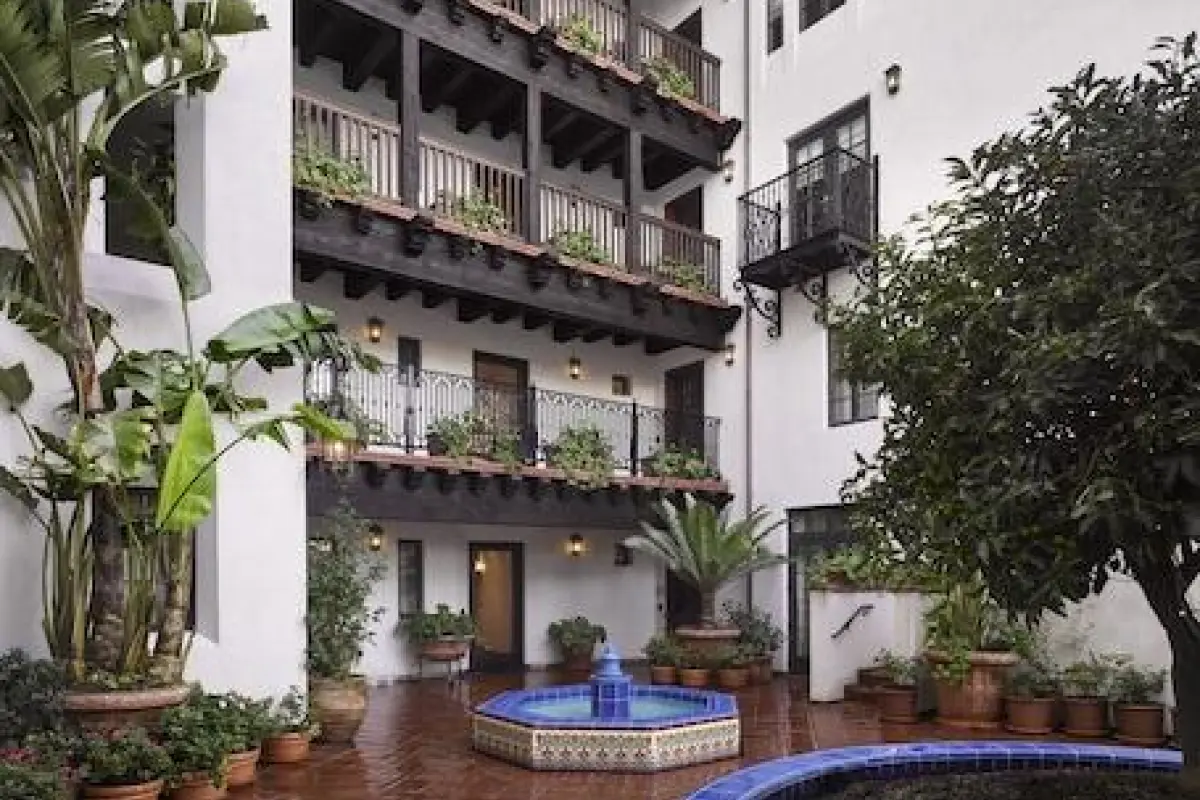 Plaza La Reina – Affordable hotel in Los Angeles