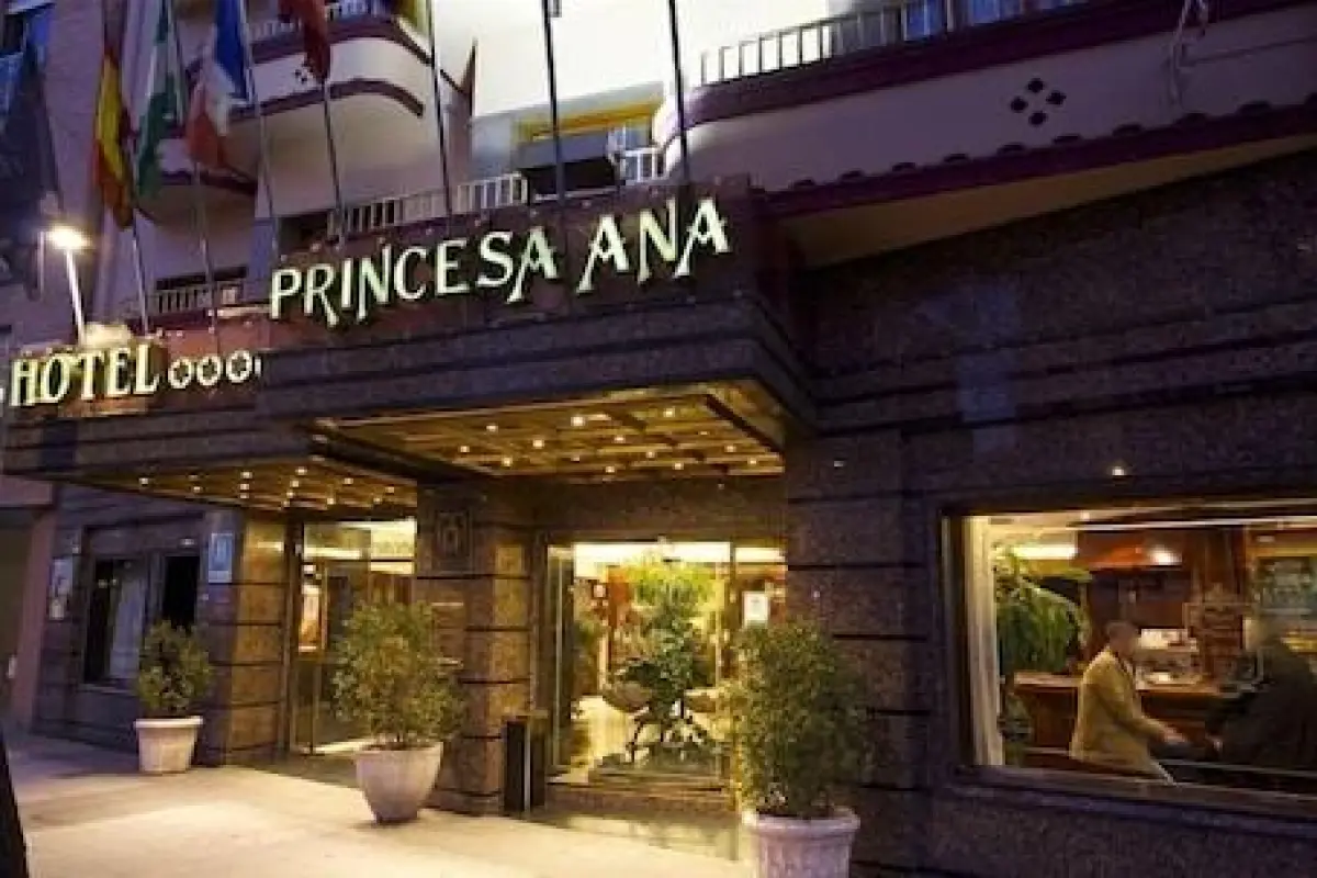 Hotel M.A. Princesa Ana – Affordable hotel in Granada