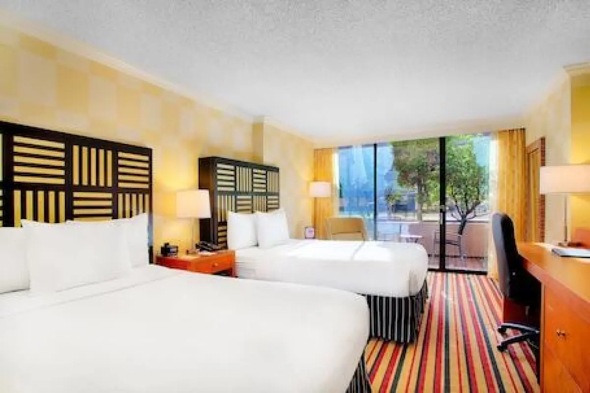 Pinnacle Hotel Harbourfront – Affordable hotel in Vancouver