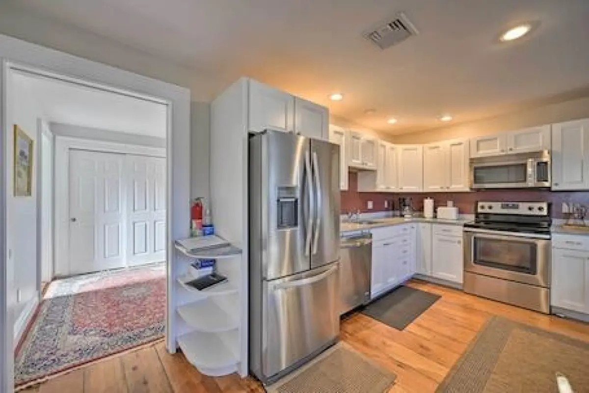 Bright Apartment - 1/2 Mi to Greenport Harbor! – Affordable hotel in Greenport