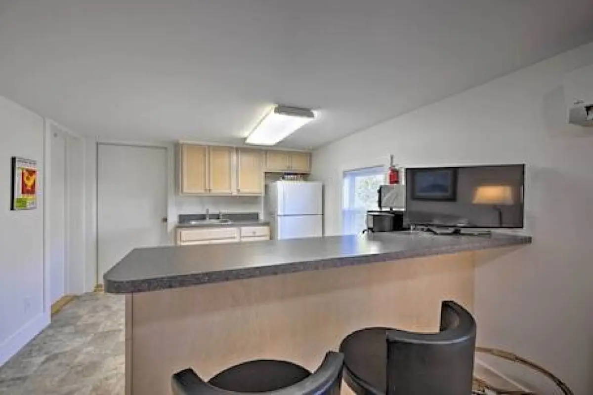 Quaint DT Greenport Apt - 2 Mi to Shelter Island! – Affordable hotel in Greenport