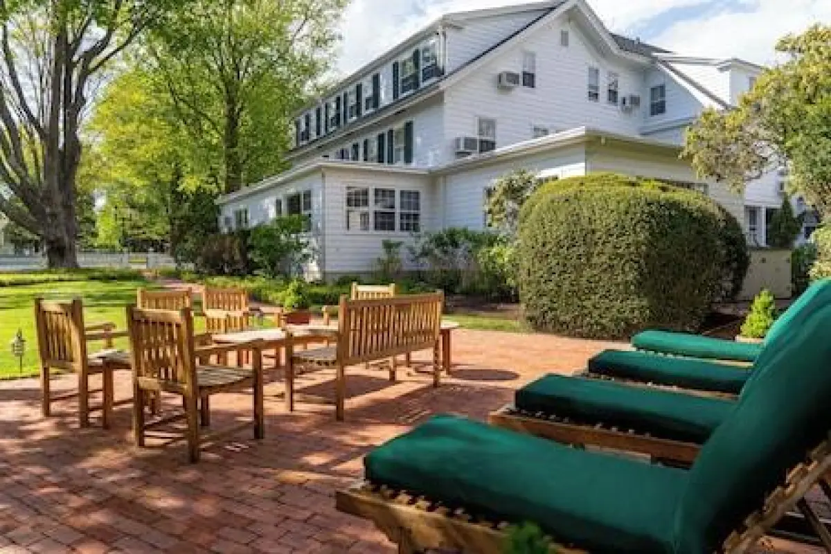 The Huntting Inn – Affordable Bed and Breakfast in East Hampton