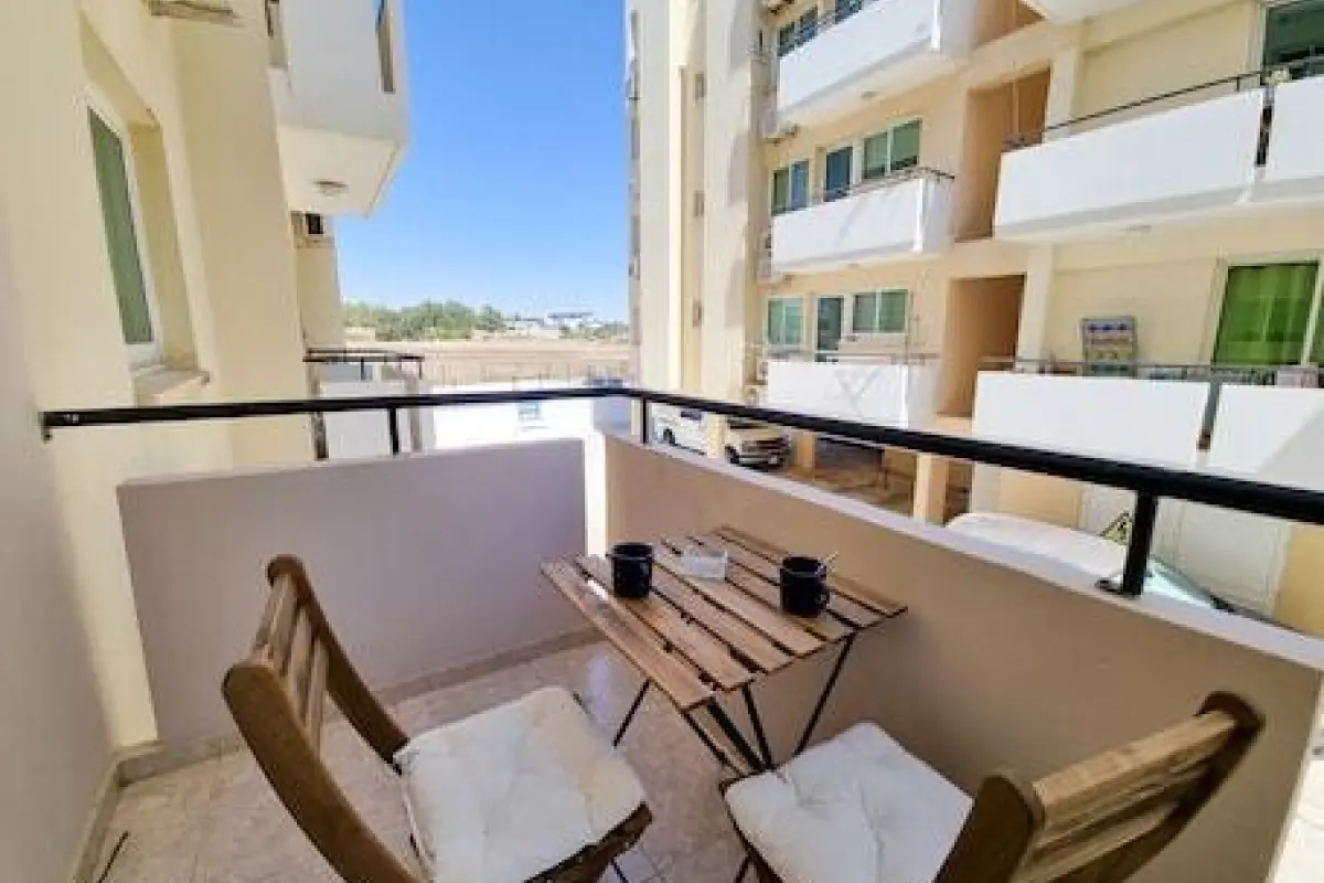 Dock Holiday Pool Apartment – Affordable hotel in Larnaca