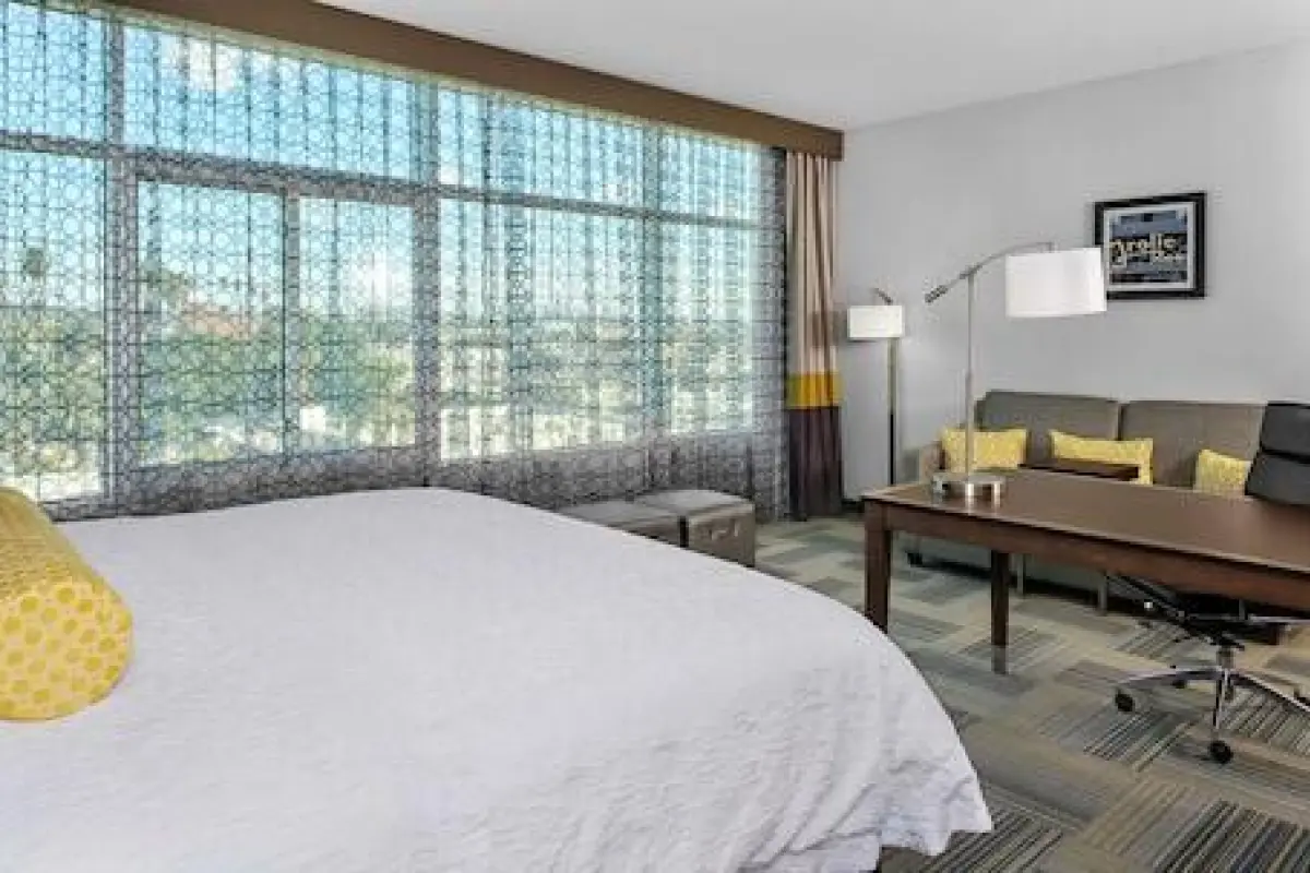 Hampton Inn & Suites Los Angeles/Hollywood – Affordable hotel in Los Angeles
