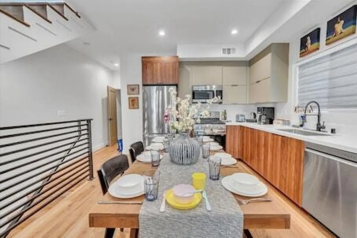 Luxe Townhome | Newly-Built – Affordable hotel in Van Nuys