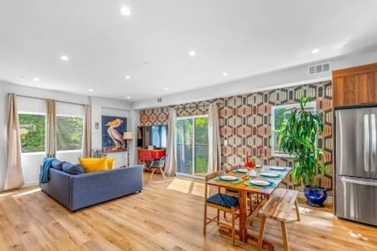 Stylish Sherman Oaks Townhouse W/ 3 Master Suites – Affordable hotel in Van Nuys