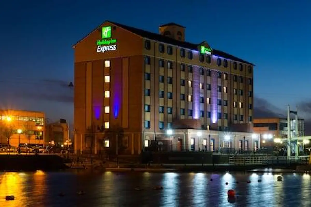 Holiday Inn Express Manchester - Salford Quays by IHG – Affordable hotel in Salford