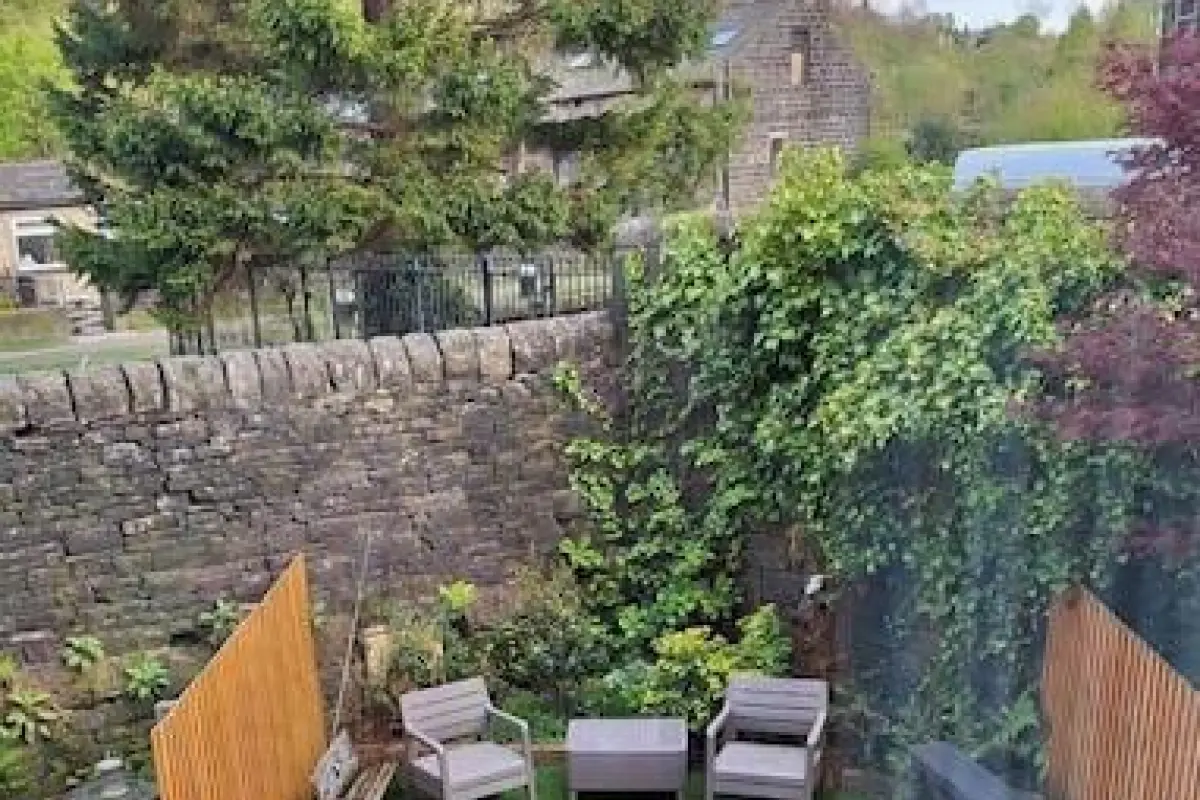 The Toothless Mog – Affordable Bed and Breakfast in Todmorden