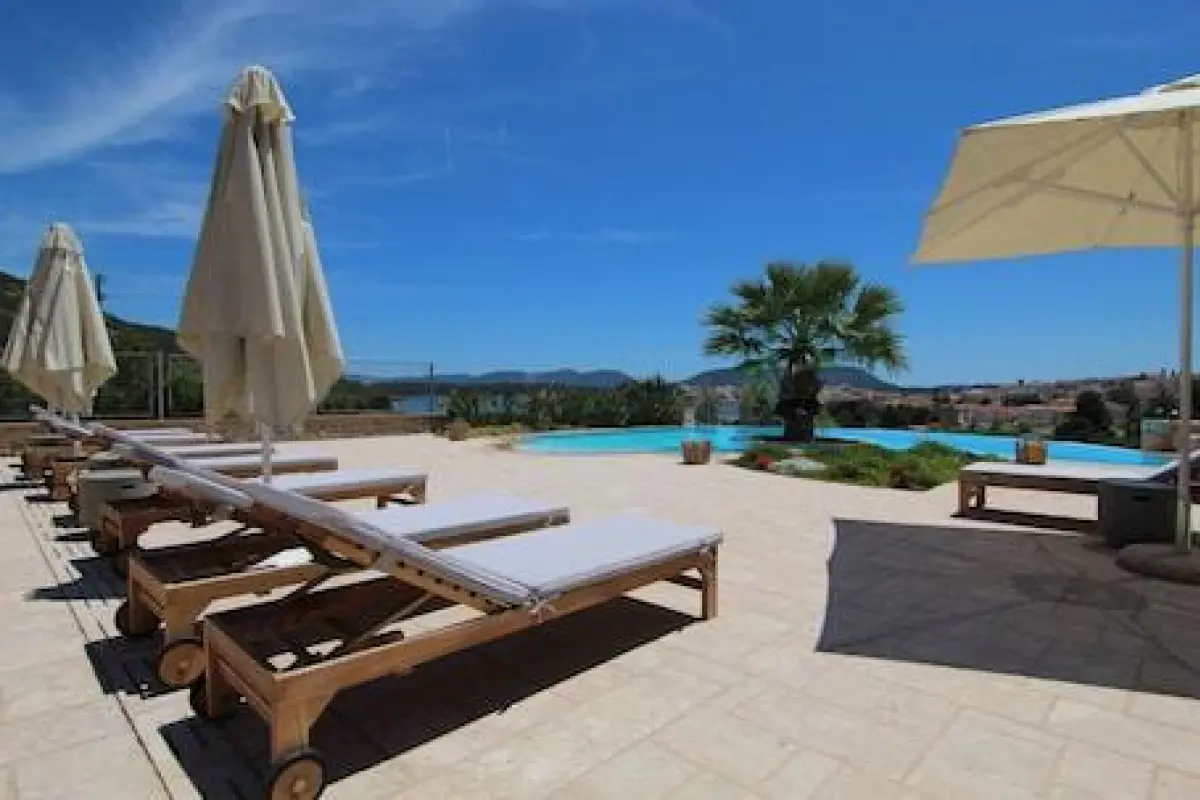 Grand Bleu Apartments & Villas – Affordable hotel in Ermionida
