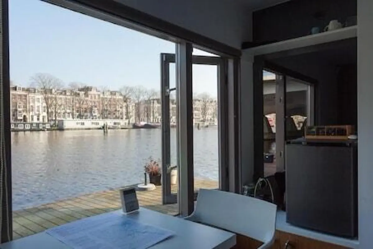 little AMSTEL HouseBoat – Affordable Bed and Breakfast in Amsterdam