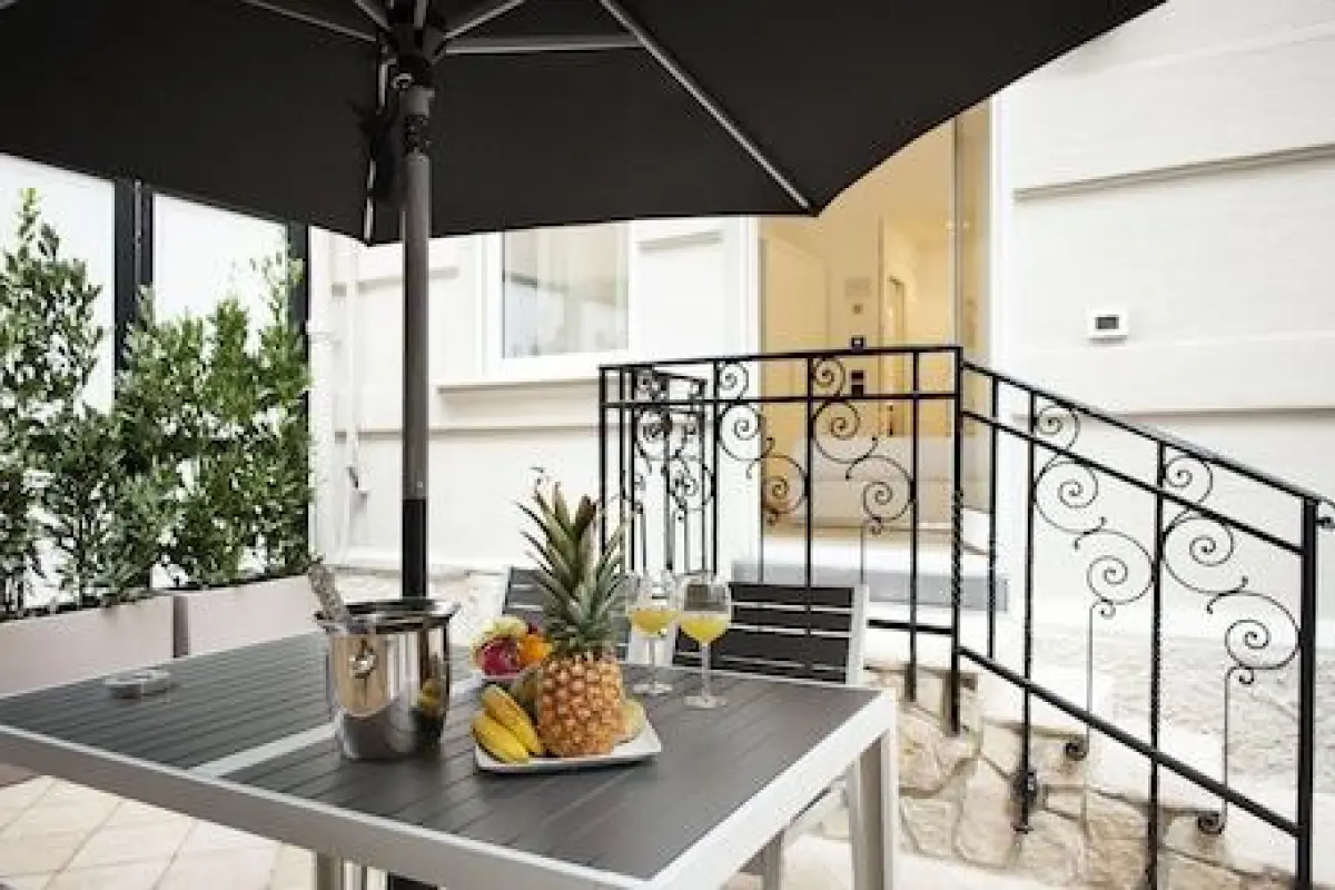 LHP Suite Napoli - Parco Margherita – Affordable hotel in Naples