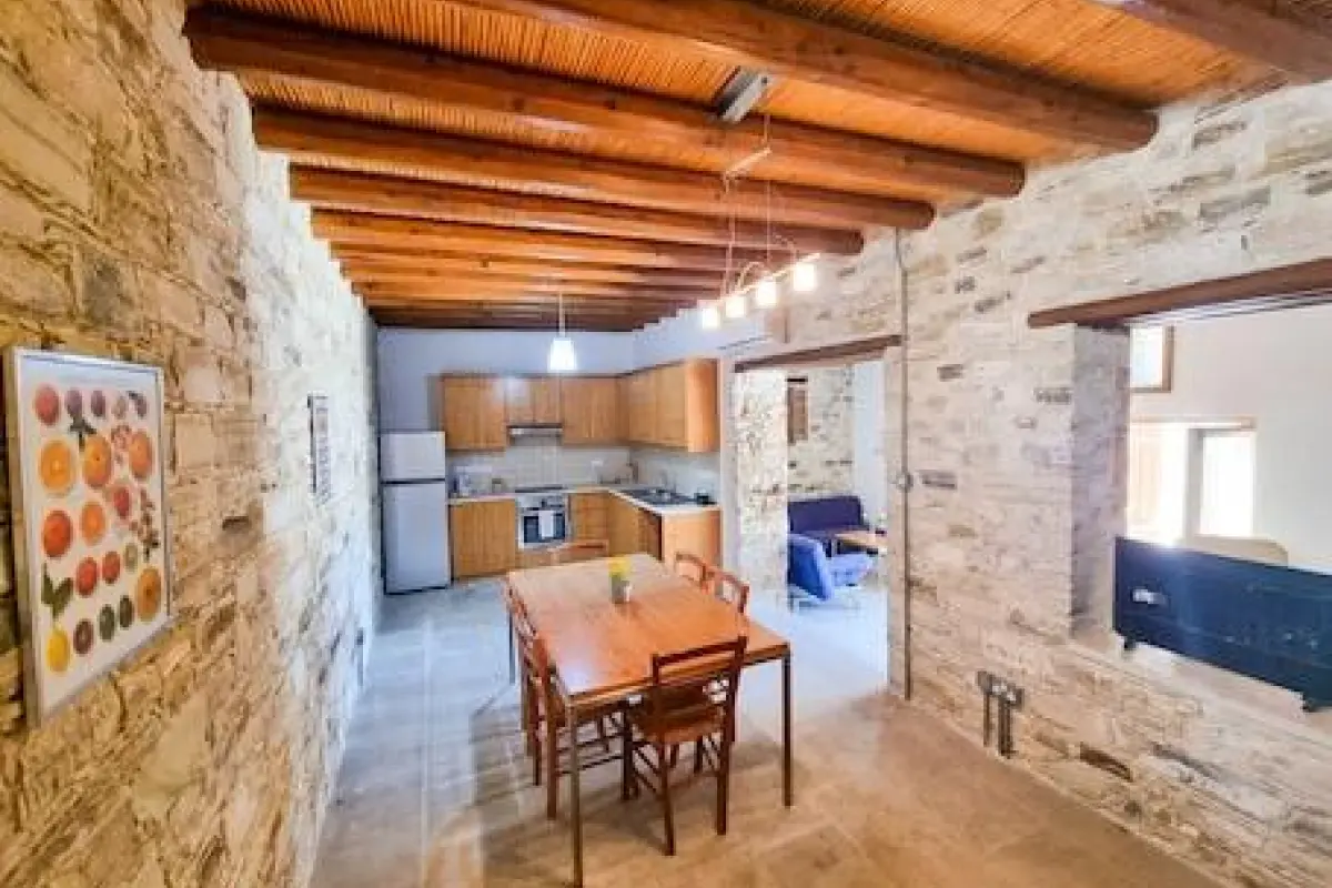 Traditional Village Pool Apartment – Affordable hotel in Skarinou