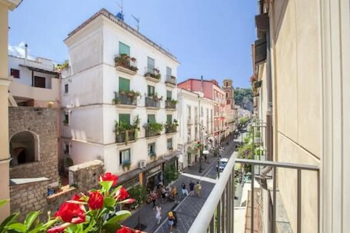 Deluxe Home in Sorrento Old Town with Balconies – Affordable hotel in Sorrento