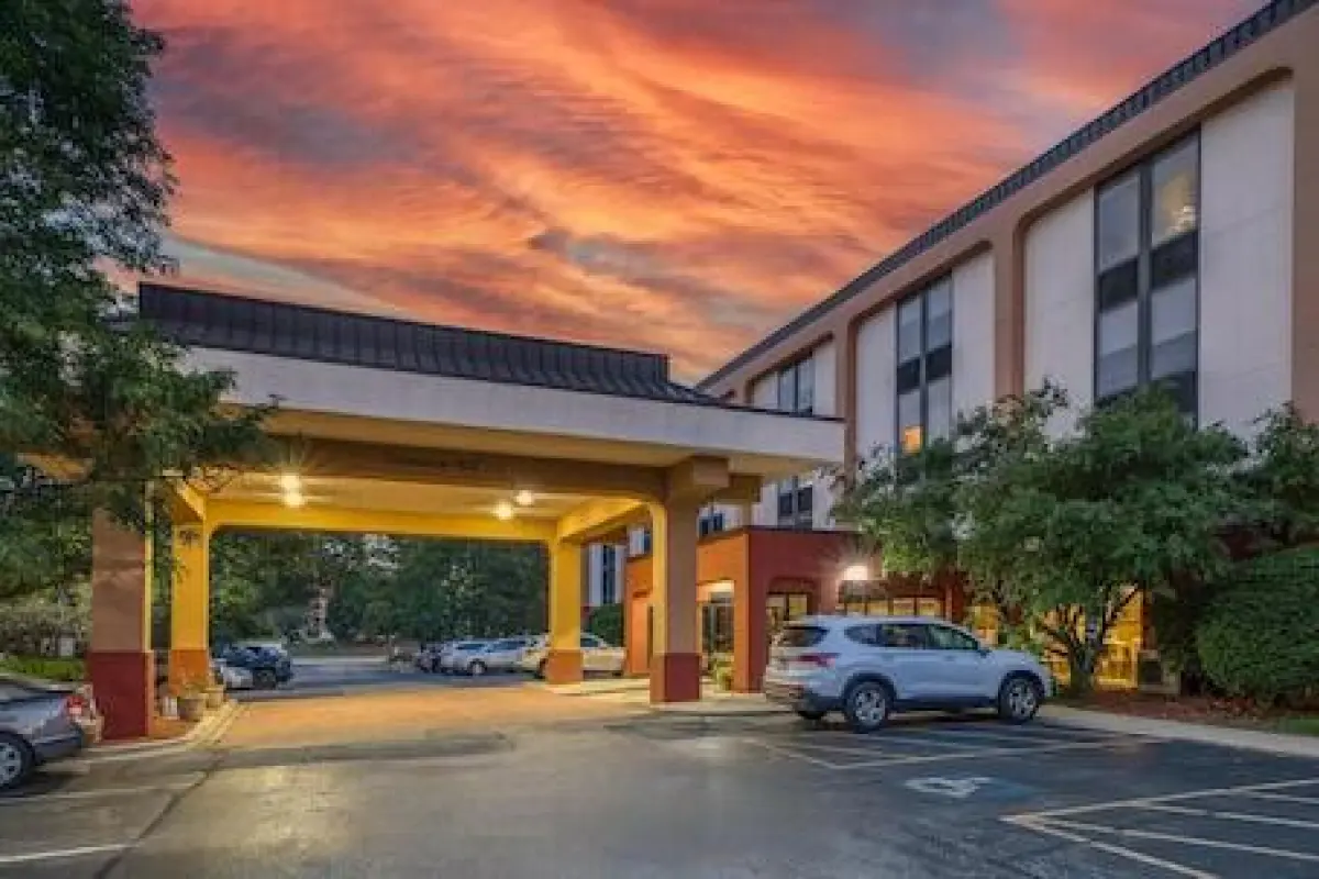 SureStay Plus Hotel by Best Western Chicago Lombard – Affordable hotel in Lombard