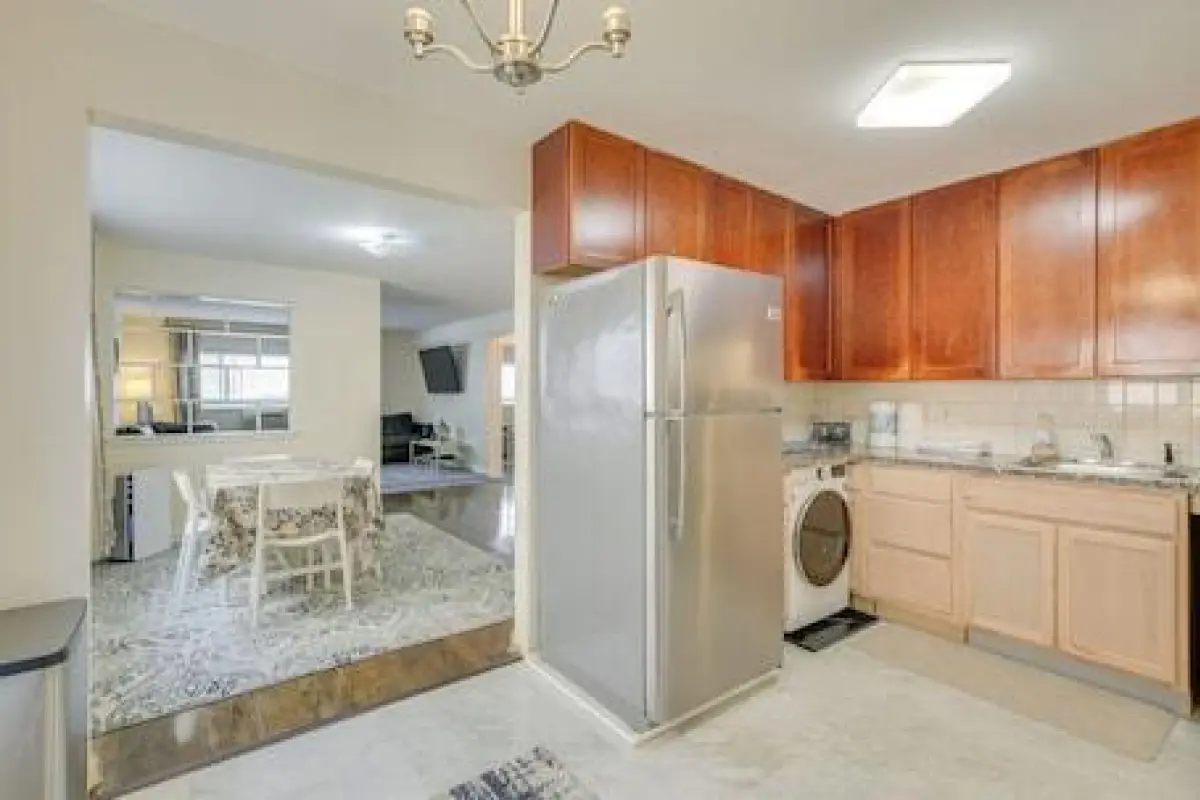 Walk to Train: Convenient Skokie Condo! – Affordable hotel in Skokie