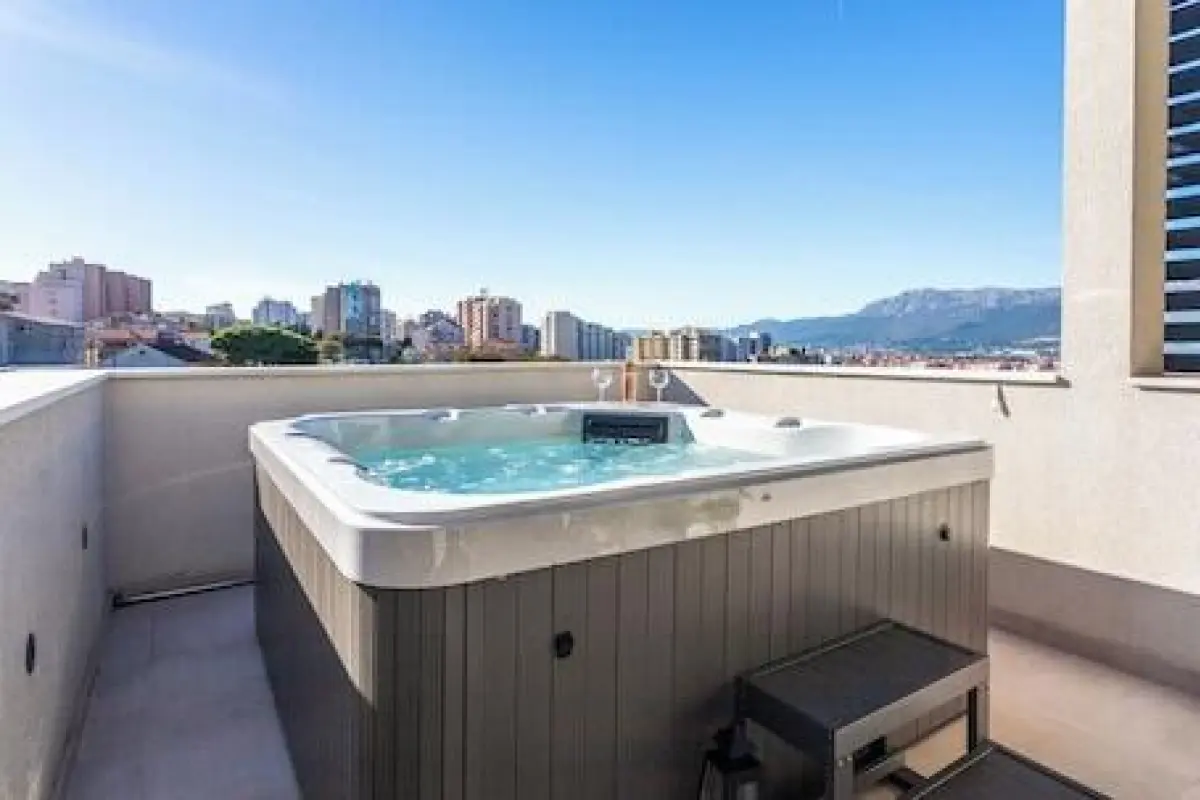 Luxury Modern Penthouse w Jacuzzi & Huge Terrace – Affordable hotel in Split