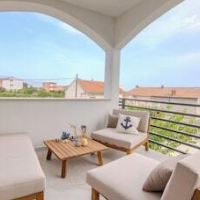 Luxury apt Near Beach w big Terrace and sea View – Affordable hotel in Kastela