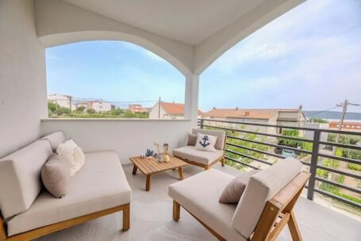 Luxury apt Near Beach w big Terrace and sea View – Affordable hotel in Kastela