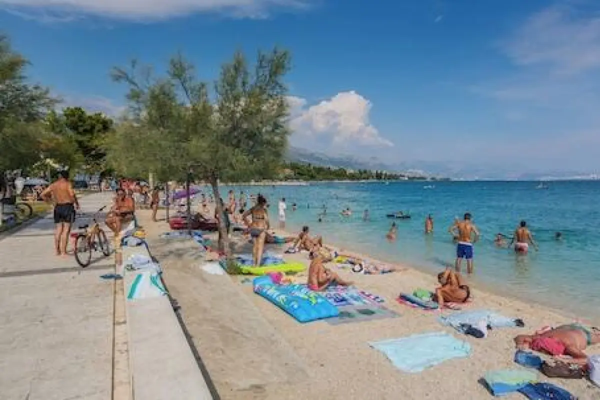 Apartments Karlo on the seafront – Affordable hotel in Kastela