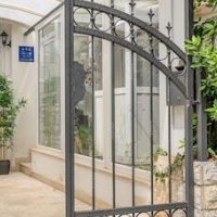 Yellow house with private parking – Affordable hotel in Split