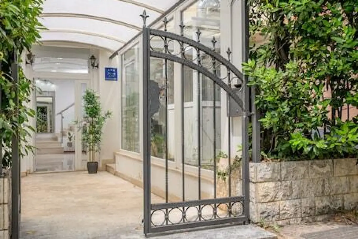 Yellow house with private parking – Affordable hotel in Split