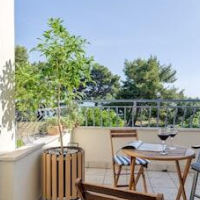 Beachfront Apartment With Balcony and Parking – Affordable hotel in Split