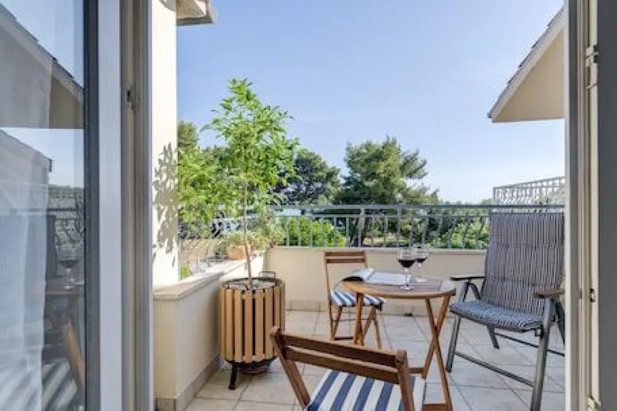 Beachfront Apartment With Balcony and Parking – Affordable hotel in Split