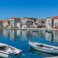 Apartment Antonio, on the Seafront With Garden – Affordable hotel in Kastela