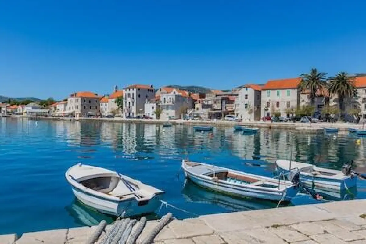 Apartment Antonio, on the Seafront With Garden – Affordable hotel in Kastela