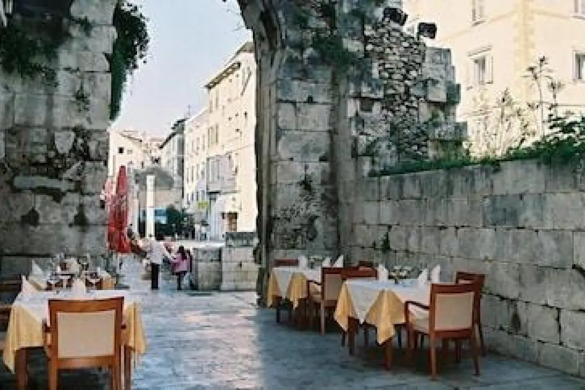 Tifani Luxury Rooms 2 – Affordable Bed and Breakfast in Split