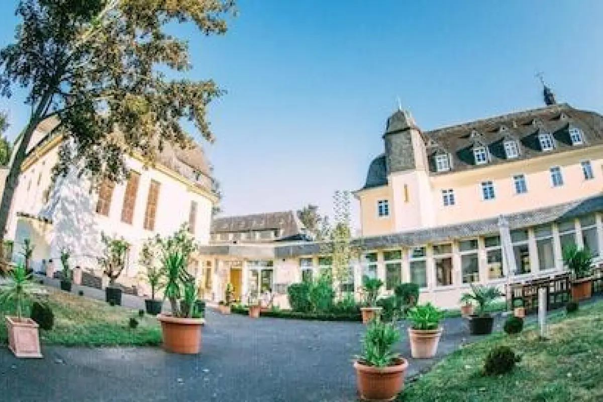 CAREA Schlosshotel Domäne Walberberg – Affordable hotel in Bornheim