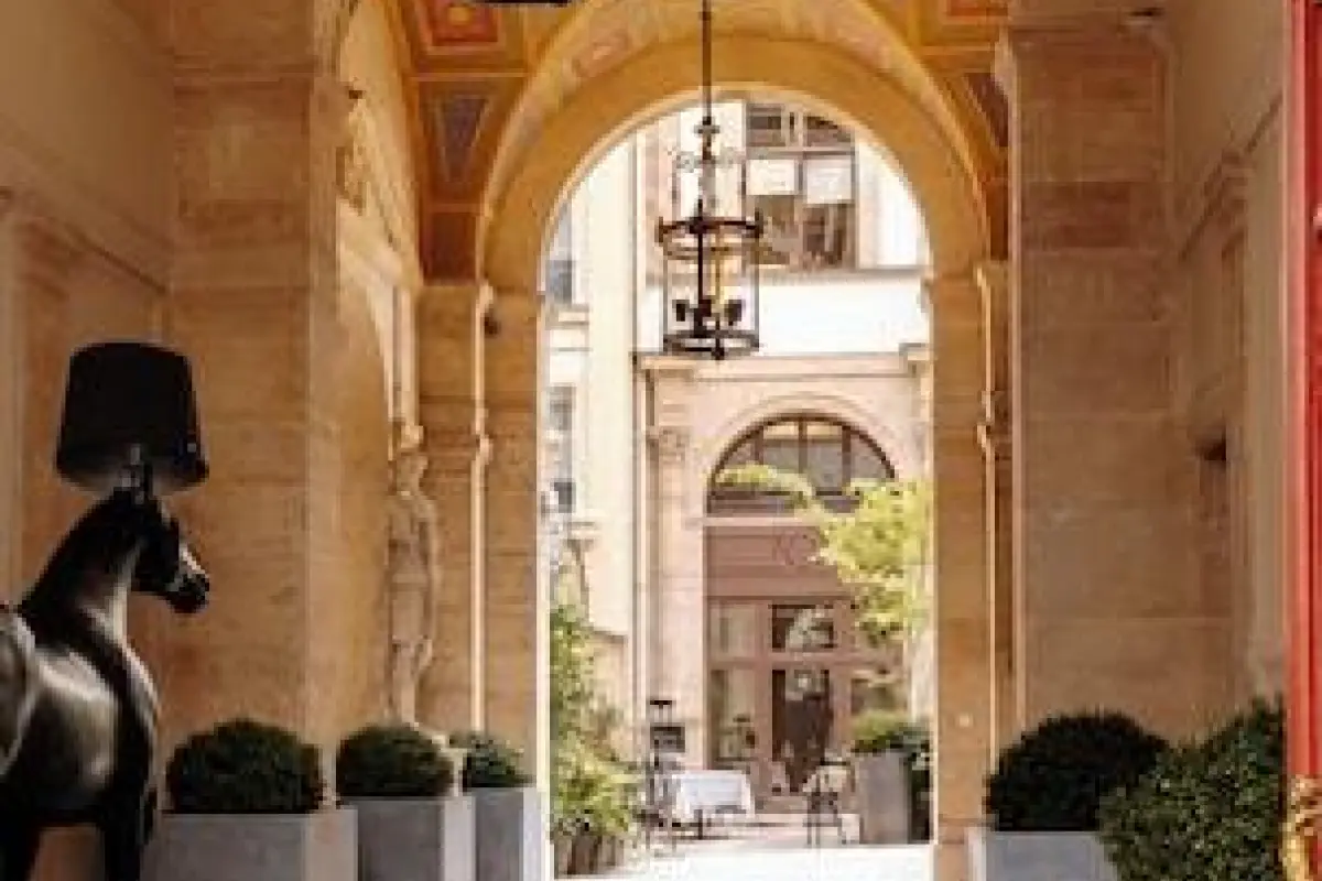 Hôtel de Pourtalès – Affordable hotel in Paris