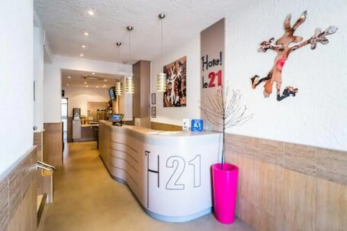 Le 21 Hotel – Affordable hotel in Saint-Raphael