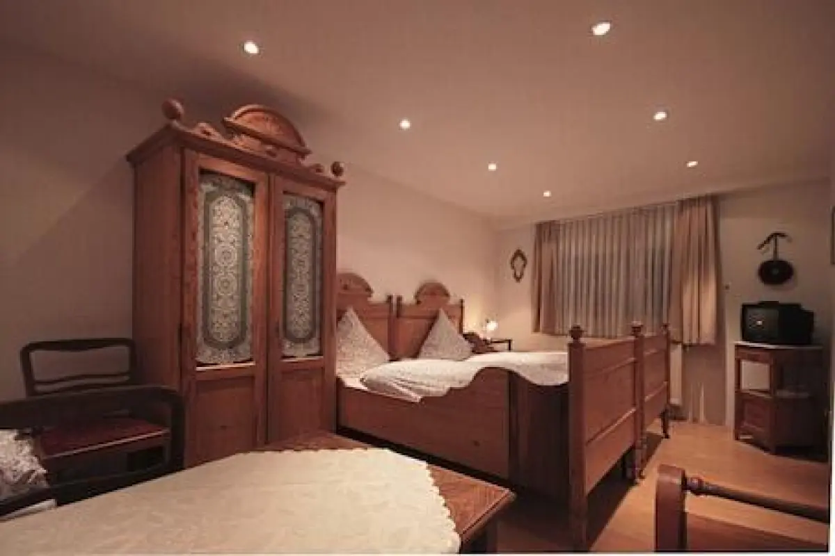 Hotel zum Schwan – Affordable Bed and Breakfast in Weilerswist