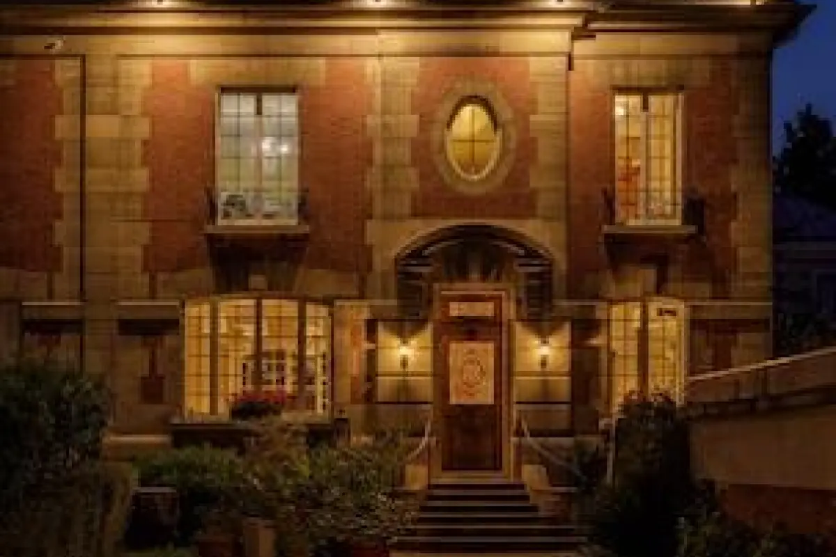 L'Hôtel Particulier – Affordable Bed and Breakfast in Asnieres-sur-Seine