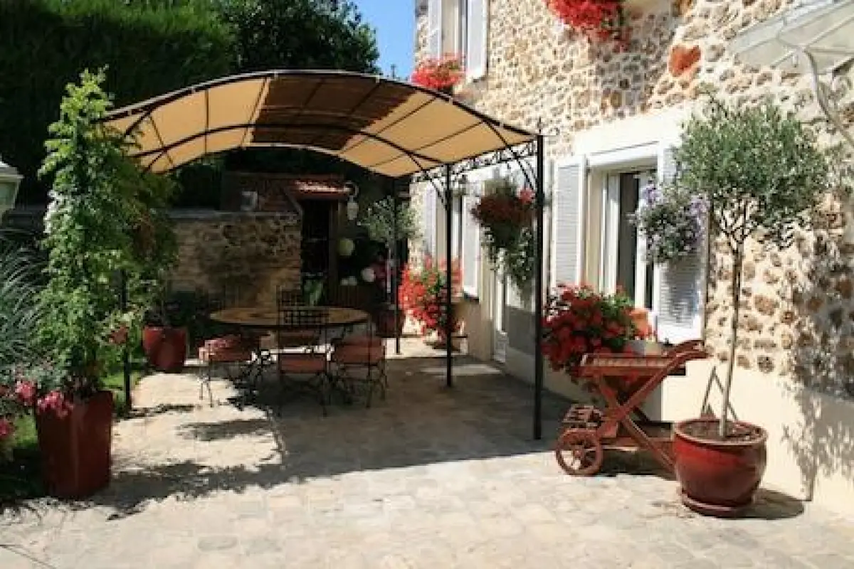 Le Petit Nailly – Affordable Bed and Breakfast in Magny-les-Hameaux