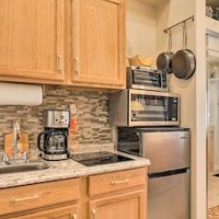 Cozy & Convenient Elmont Retreat w/ Patio! – Affordable hotel in Elmont