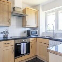 Skyline Haven Modern 2BR w/ Free Parking & 4kTV – Affordable hotel in London