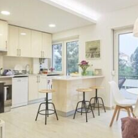 Light Apartment W/ Balcony Apartment by TimeCooler – Affordable hotel in Lisbon