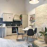 A Few Steps to The Duomo Beautiful 2BD Apt – Affordable hotel in Florence